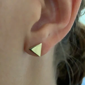 Öronhängen - Triangelformade öronhängen. Aldrig använda. Frakt ingår!