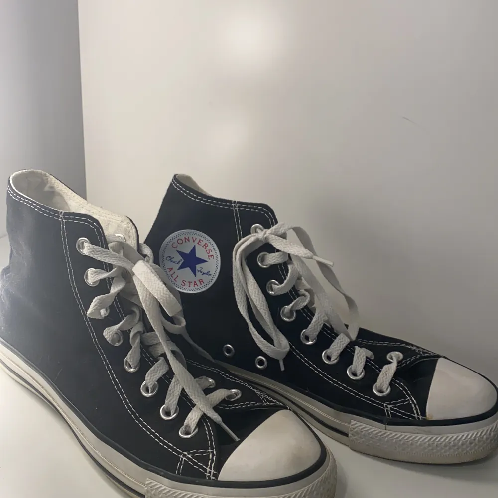 Ett par höga svarta All Star Converse. Andvända ett få tal gånger. I storlek 41:) 200kr+frakt!!. Skor.