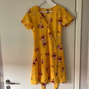 Sommarklänning - Jättefin klänning från H&M, nästan aldrig använd!! Frakt tillkommer på 63kr 💞