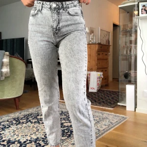 Svart-gråa jeans från Gina tricot strl S - Endast använda fåtal gånger då de är en aning för korta på mig som är 171cm