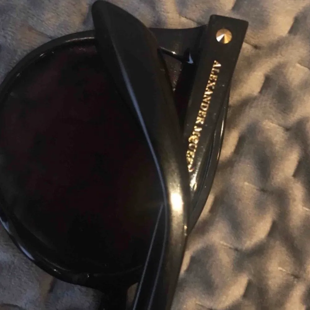 äkta alexander mcqueen solglasögon köpte för 2000kr för sommaren säljer för 500kr Jag står för frakt. Accessoarer.