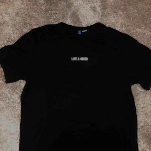 Hm tshirt - Snygg tröja från H&M med tryck på ryggen (väl använd). Nypris: 249kr