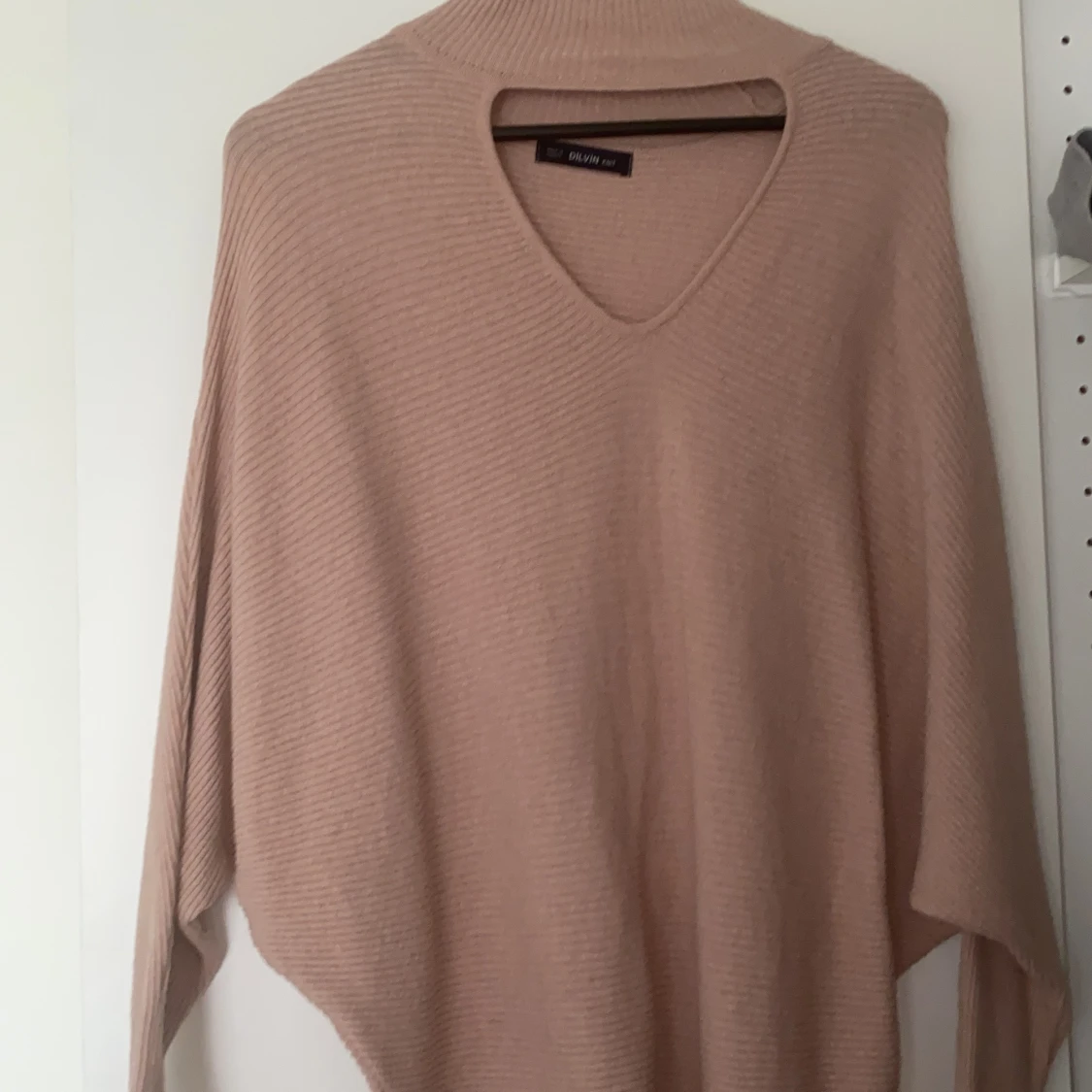 Rosa långärmad stickad tröja. 