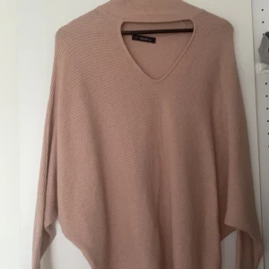 Rosa långärmad stickad tröja.  - Säljes pågrund av för liten. Frakt ingår. 