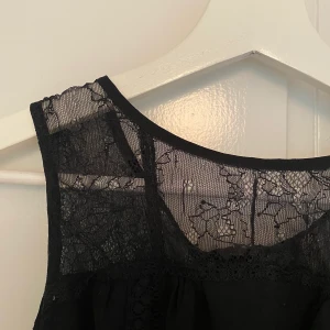 Svart fin tröja  - Svart tröja med dragkedja bak, spets. Köparen står för frakten. 