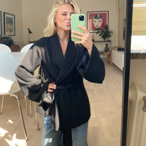 Hannah schönberg x na-kd - Oanvänd omlott blus. Frakt tillkommer 63kr