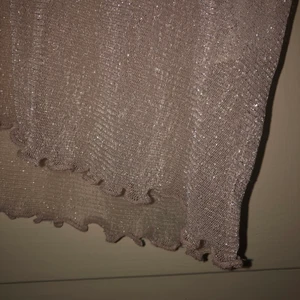 Mesh topp - Jättefin ljusrosa mesh topp från brandy Melville, snyggt med ett linne eller en bralett under! Skickar mot att köparen betalar frakt💜 Kan även mötas upp i Uppsala, eventuellt Sthlm:)