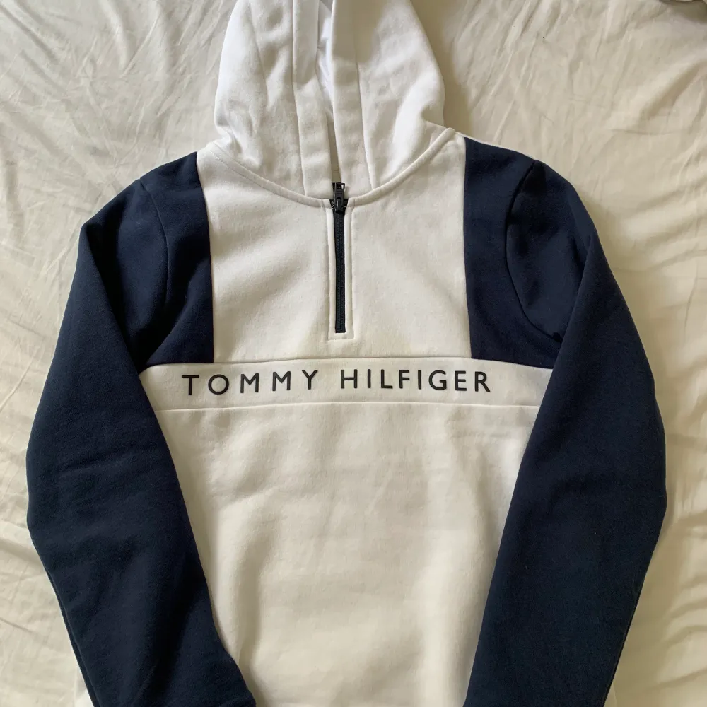 Säljer min nästan oanvända tommy hilfiger hoodie då den inte riktigt passar min stil längre! Den är väldigt mysig och sitter ungefär som en xs🌸✨ Om ni vill ha fler bilder så är det bara att skriva! Köparen står för frakten.. Hoodies.