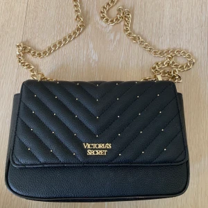 VS väska  - Säljer min Victoria Secret väska då jag köpt en annan! Köptes för ca 500kr  Använd fåtal gånger.