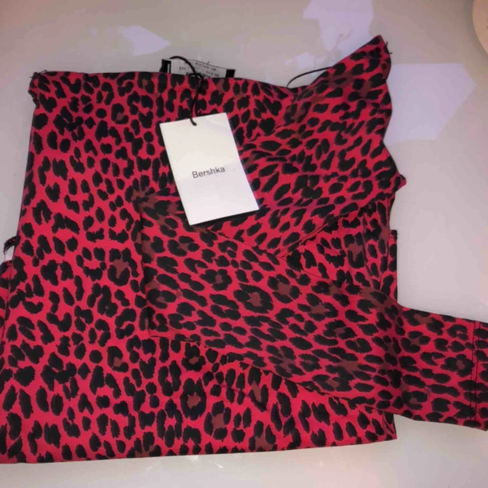 Rosa leopard off-shoulder body 💕 Helt oanvänd från berska ✨ 150kr inkl frakt. Toppar.