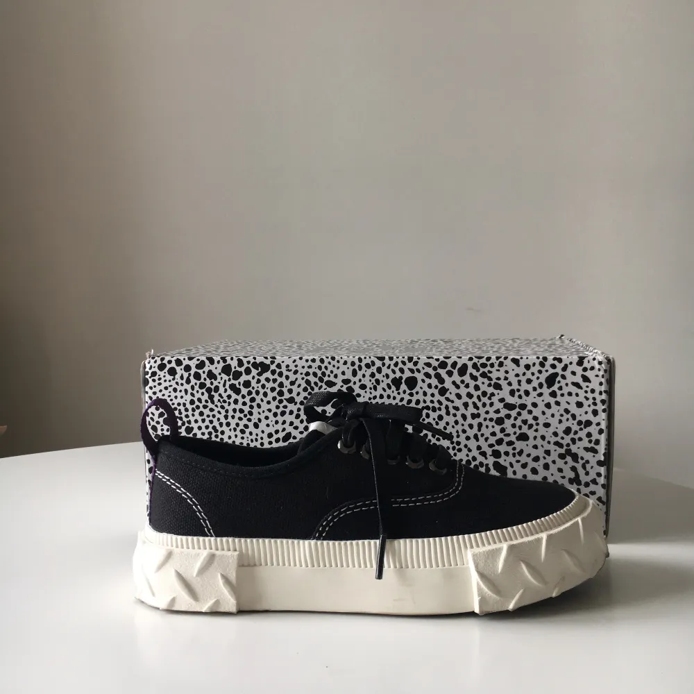 Superfina sneakers från eytys! Helt nya endast använda 1 gång, säljer pga för små. Nypris:1300kr Dustbag+ kartong ingår. Pris kan diskuteras:). Skor.