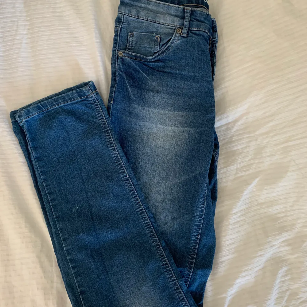 Fina blåa jeans som är i fint skick. Sitter snyggt kring rumpan. Hade varit jättesnyggt till Nike airforce och om man skulle gjort en slits längst ner. . Jeans & Byxor.