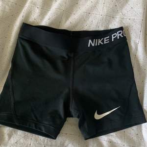 Ett par snygga Nike PRO stretchiga shorts. Knappt använda då de var för små för mig! Lite lösa trådar på resårbandet bak på byxorna annars i fint skick💘