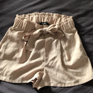 Shorts från Bikbok!! - Såå fina kostymshorts från Bikbok, oanvända. De sitter jättebra på, är sköna o inte genomskinliga!! Nypris: 349kr 