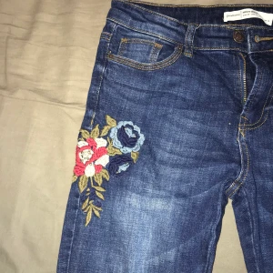 Blåa jeans med blommor - Skitcoola jeans med blomtryck💐💐 köpta i london men passar tyvärr inte mig💘