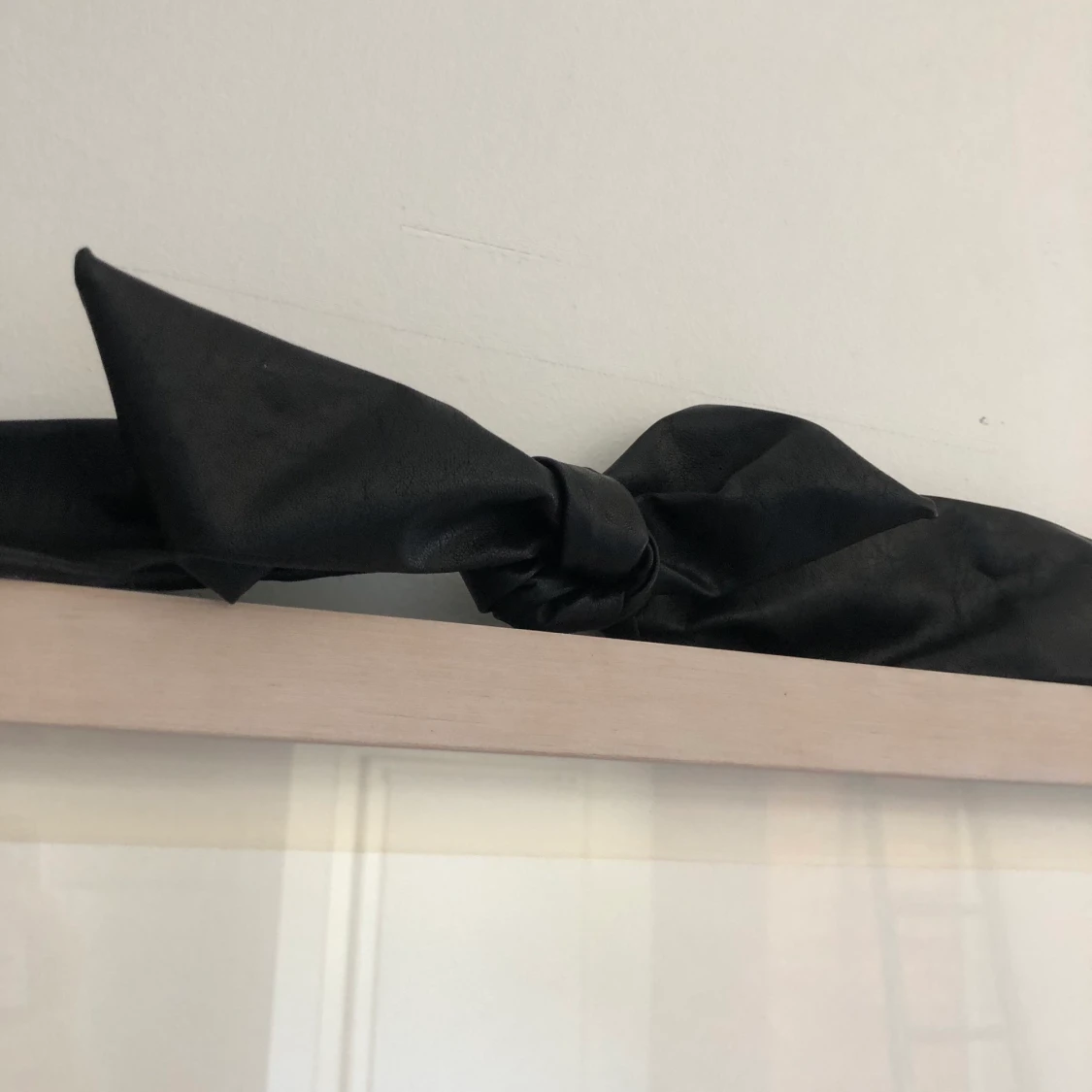 Svart axelremsband med rosett/knytning