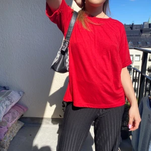 Sjukt fin oversized tröja  - Jättesnygg röd tröja i fint skick och snygg passform💕  frakt på 42kr annars möts vi på söder 💕