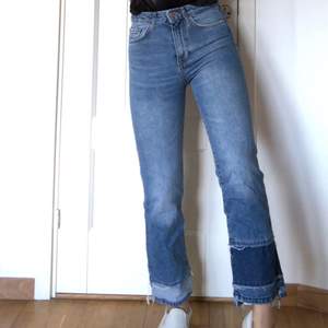 Fina raka jeans men coola detaljer i bena! ⚡️ Frakt 60kr 🧚🏻‍♀️🤩