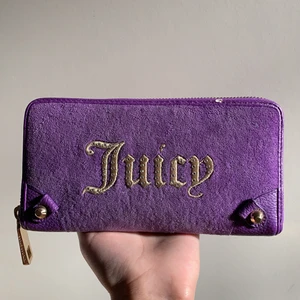 Äkta Juicy Couture plånbok - Plånbok från juicycouture i sammet med gulddetaljer. 6 fack och 12 fickor för kort! Använd fåtalet gånger, nypris 895kr säljes för 200kr