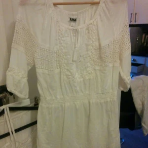 Romantisk söt blus strl.34 - Fin blus med lite flower powerstil över sig. Strö.34.          Blusen är i gott skick