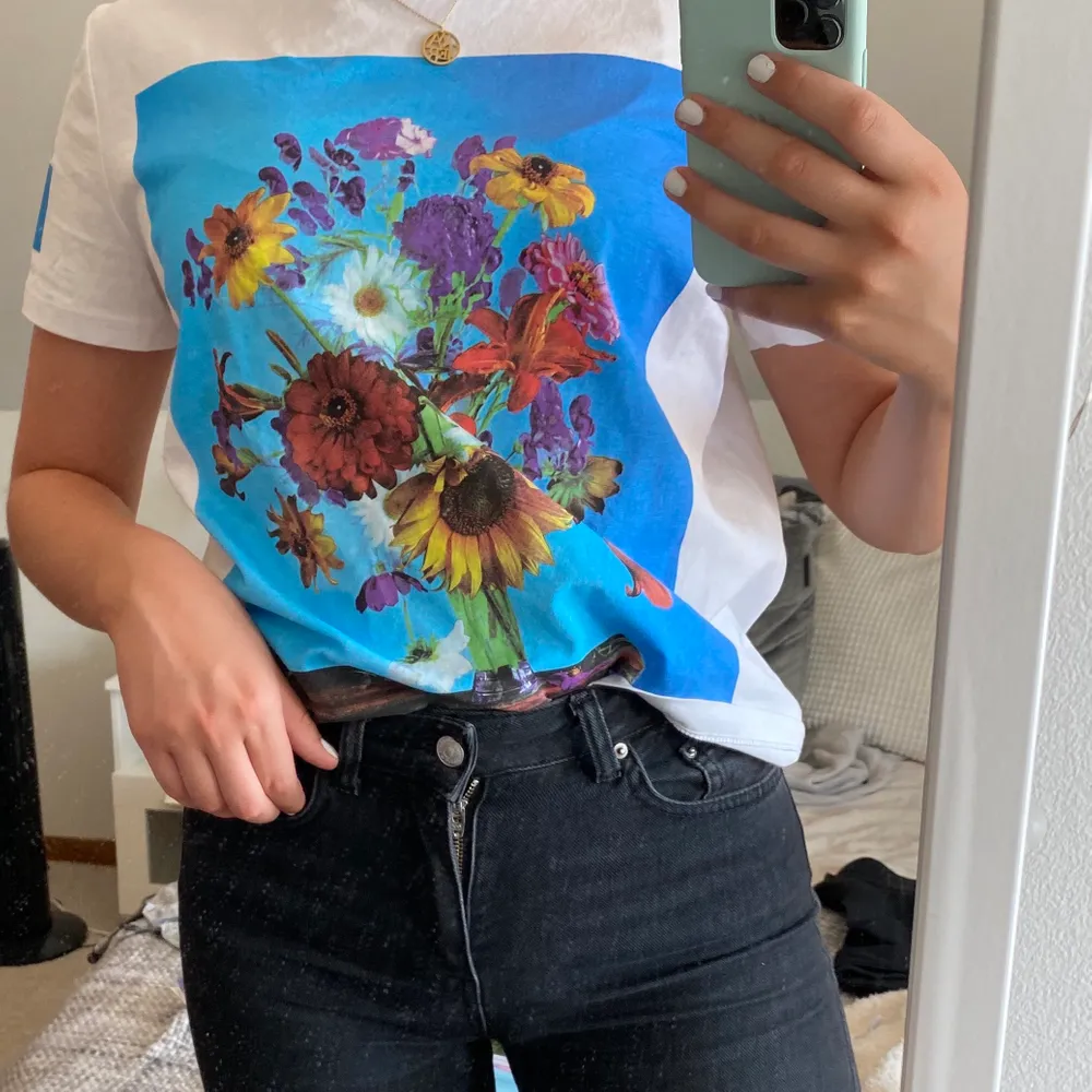 En jättesnygg t-shirt med blomtryck, från zara. Det är även tryck på båda ärmarna som man kan se på bild 2 och 3. Den är endast använd vid ett tillfälle och är därför i mycket bra skick! Pris: 100kr(priset är inkl frakt!). T-shirts.