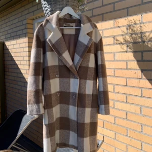 Superfin kappa till hösten  - Kappa från Gina! Sparsamt använd! 