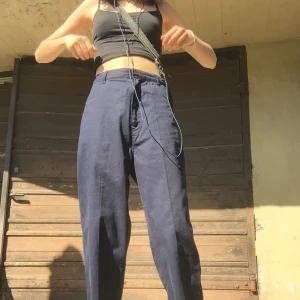 Kostymbyxor  - Ett par kostymbyxor som kag själv köpte för ett tag sedan på en secondhand! I fint skick! Använder inte längre så väljer att sälja!⭐️om ni har några frågor kan ni bara kontakta mig!!🌟marinblåa 