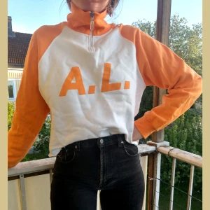 Aqua Limone Sweatshirt stl M - 90's sporty cropped zipper sweatshirt. Orange och vit med litet Aqua Limone märke på vänster arm. Stl S. Köpt second hand, knappt använd, säljer pga att jag äger andra liknande plagg. Buda fram tills 6 juni! Priset börjar på 150 exklusive frakt! ❤️ 