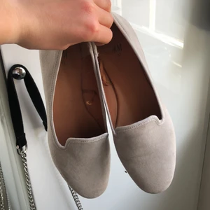 HM - Beige ballerinaskor ifrån HM storlek 37 det är använda några gånger. Köparen står för frakt