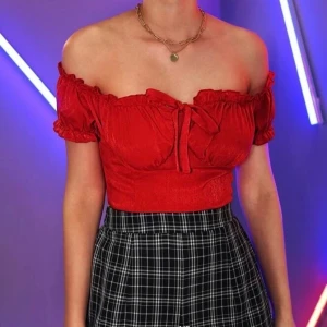 Röd topp  - Super snygg topp, 200 kr inklusive frakt, aldrig använt 