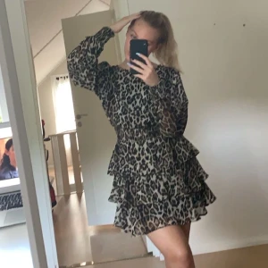 Gina Tricot klänning - Säljer denna snygga leopard klänningen från Gina. Använd 1 gång, mycket fint skick! Köparen står för frakten vilket är 50kr 💖💖