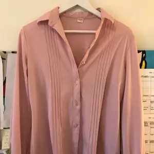 Fett fin rosa skjorta som köptes i en vintagebutik i Malmö förra året. Säljs då den inte kommer till så stor användning:/ men ärligt talat absolut ett av mina bättre secondhand köp!!! Står att den är strl 42 men skulle snarare säga 38/40