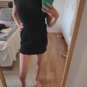 Sommarklänning - Skön sommarklänning med öppen rygg. My ner fint skick! 