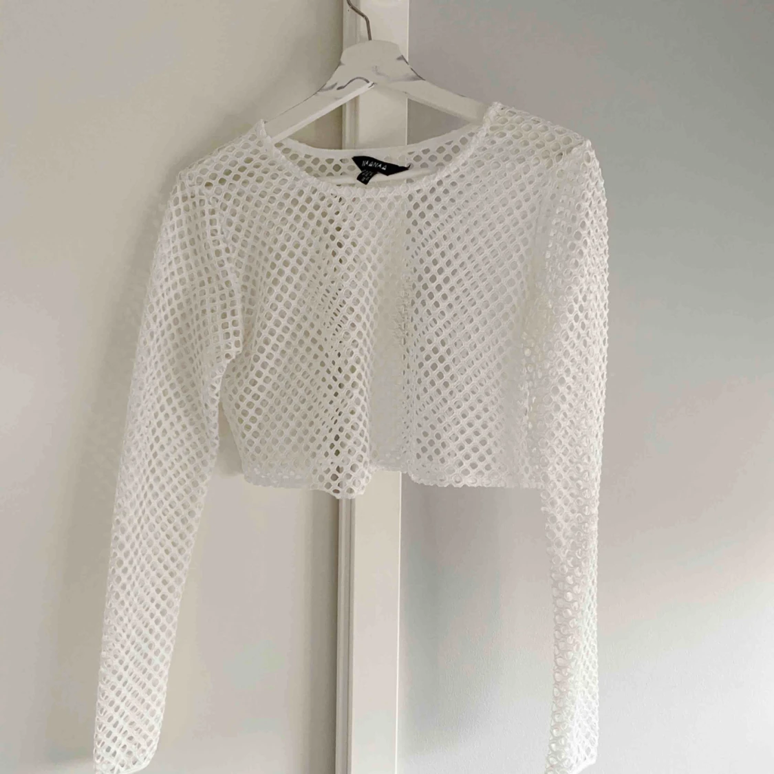 Vit topp i nätmaterial