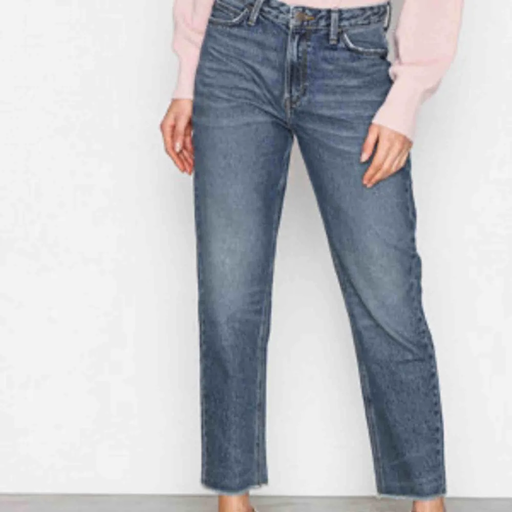 Supersnygga mom jeans från Lee. Säljer då de blivit lite små för mig. Bra skick!. Jeans & Byxor.