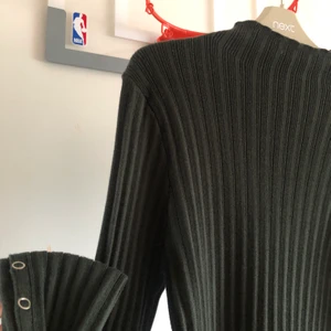 Militär grön polo tröja - Aldrig använd! Snygg till vintern, knappar på nederhanden! Frakt tillkommer 💕