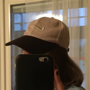 nike keps - jättefin keps från nike! sparsamt använd :) HÖR AV ER VID FRÅGOR 🌬🌟🤪 först till kvarn och om föera är intresserade blir det budgivning
