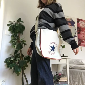 Converse väska! - Säljer denna converse väska då jag har för många väskor! Rymlig med innerfack osv,, tecken på användning finns (se bild 3) men övrigt gott skick! Jag kan mötas upp eller frakta! 