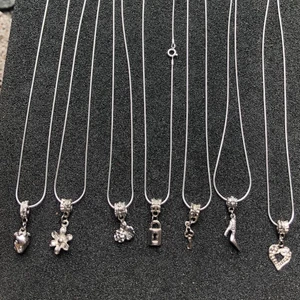 Halsband  - Fina halsband från företaget Laboro. En silverfärgad kedja med berlocker i olika motiv. Super fina och bra kvalitet. Såklart helt nya produkter och bra förvarat.