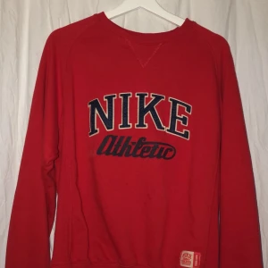 Röd retro Nike Crewneck - Jätte snygg röd Nike crewneck som jag säljer eftersom den tyvärr inte kommit till användning:((  den är jätte cool och mysig att ha på sig🤤 det finns inga fläckar eller hål✨ Bud ligger på 200kr+50kr frakt!!🤗