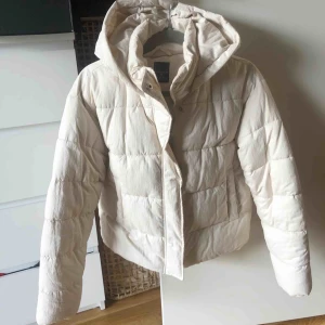  - Benvit pufferjacket knappt använd 🌟  Kolla in @komochkopbre2.0 på instagram för mer saker!! 