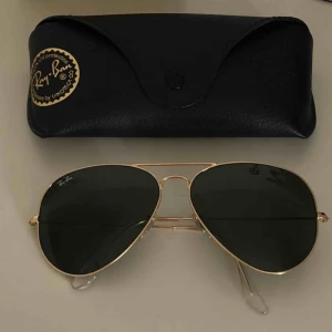  - Rayban pilotglasögon i guld 