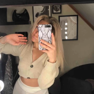  - Trendig beige kofta med naturfärgade knappar! Superfin och är i fint skick!🦋 frakt tillkommer 