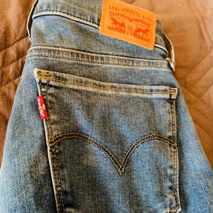 Säljer dessa superfina ljusblåa Levi’s Jeans i storlek W26 L30 passar en S☺️ Modellen är 710 super skinny🌸 Dom är som nya då dom knappt använts☺️