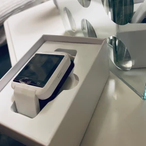 Oanvänd Smart Watch - Oanvänd vit Smart Watch💍  Laddare och instruktioner medföljer! Kontakta för mer info🥰🙏🏼