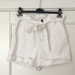 Knappt använda shorts från H&M. Säljer pga fel storlek. 