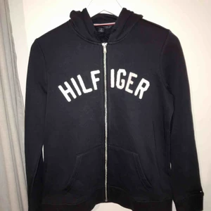 Kofta - Sprillans ny Tommy Hilfiger kofta, skickade bud efter den men den var tyvärr för liten. Skickar fler bilder vid intresse🌟