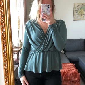 Blus/topp från Gina Tricot - Grå/grön topp, mer eller mindre aldrig använd. Elastiskt tyg, så den är superskön 70kr eller bud (står ej för frakt) 