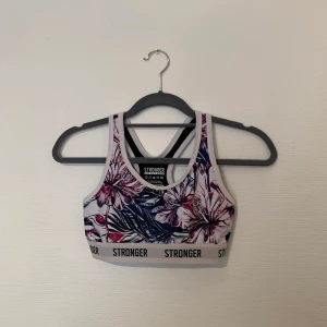 Sport bh från Stronger - Sport-bh i storlek 34. Använd fåtal ggr, säljer pga för liten!