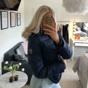  - Fin jacka i marinblått från Tommy Hilfiger i storlek L. Den är dock väldigt liten och sitter som en M💙